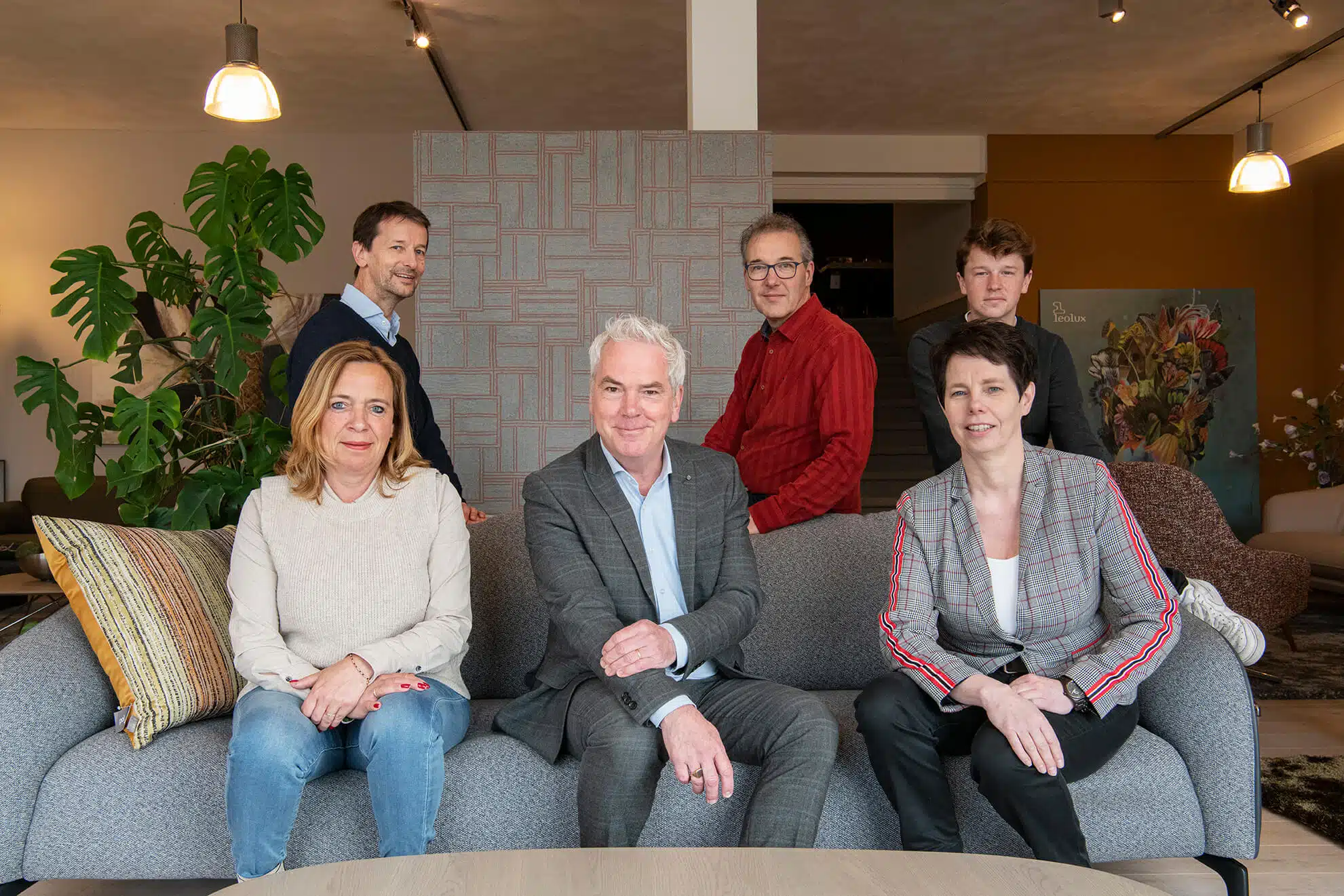 Het team van Koos Kluytmans Interieurs met eigenaren Jack en Wim Kluytmans in de showroom in Oisterwijk