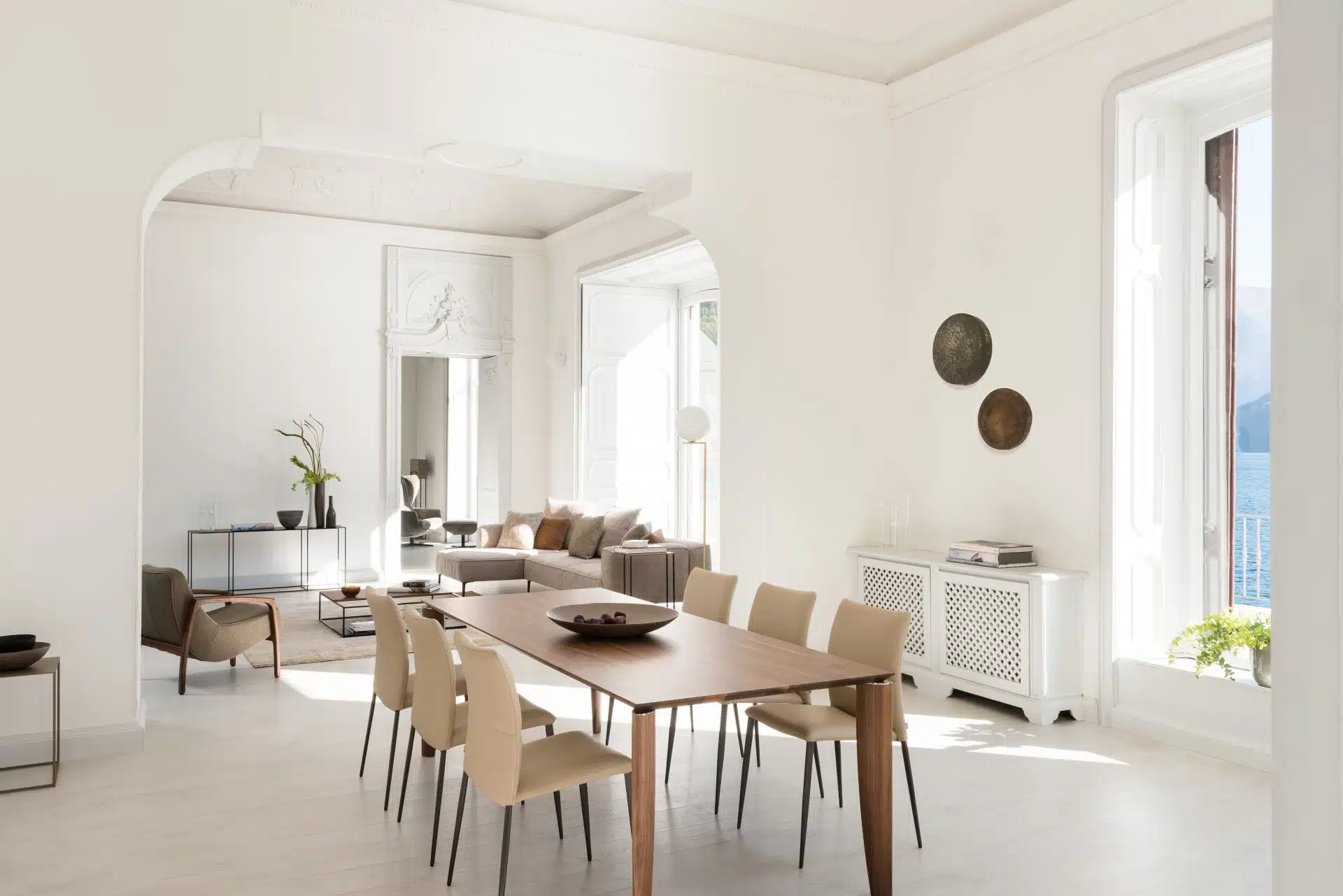 Stijlvol ingerichte eetkamer met eettafel en stoelen, voorbeeld van interieuradvies door Koos Kluytmans Interieurs