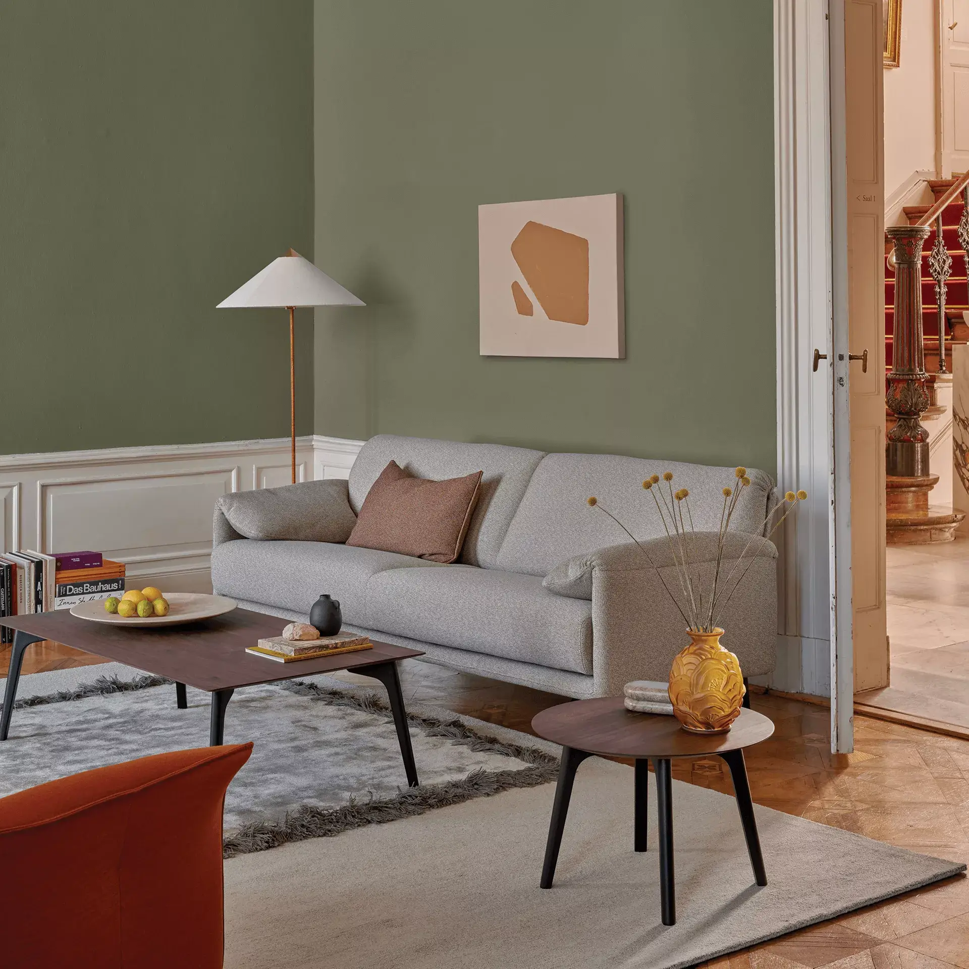 Comfortabele bank in een warm ingerichte woonkamer, onderdeel van de meubelcollectie van Koos Kluytmans Interieurs