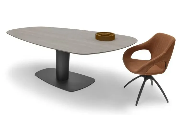 Bree's New World eetkamertafel Trapea