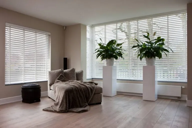Jasno witte houten jaloezieën
